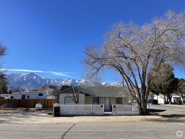 Building Photo - 221 N Lone Pine Ave Rental