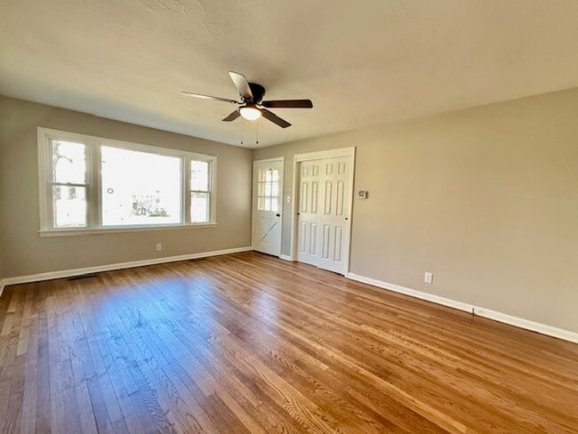Photo - ASHLAND - 2 Bedroom Move-In Ready! Unidad 701