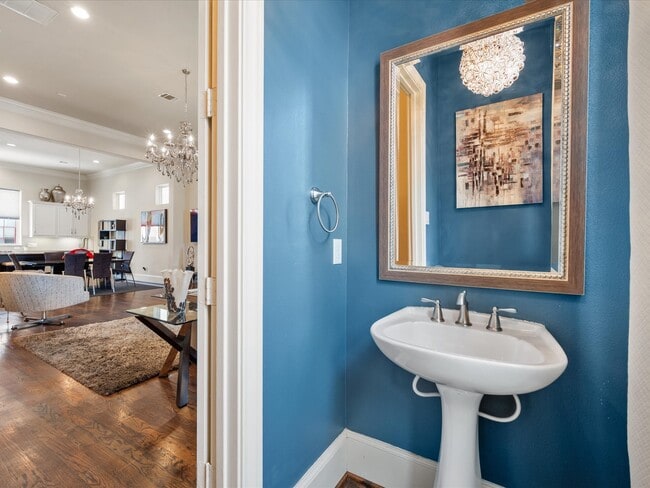 Building Photo - 249 E 27th St