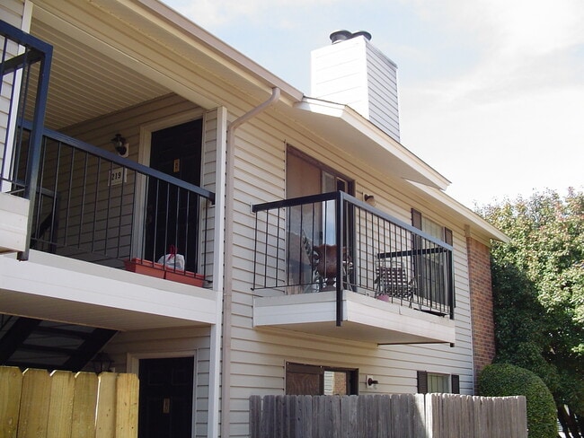 Building Photo - Spacious 1 Bedroom condo close to campus!