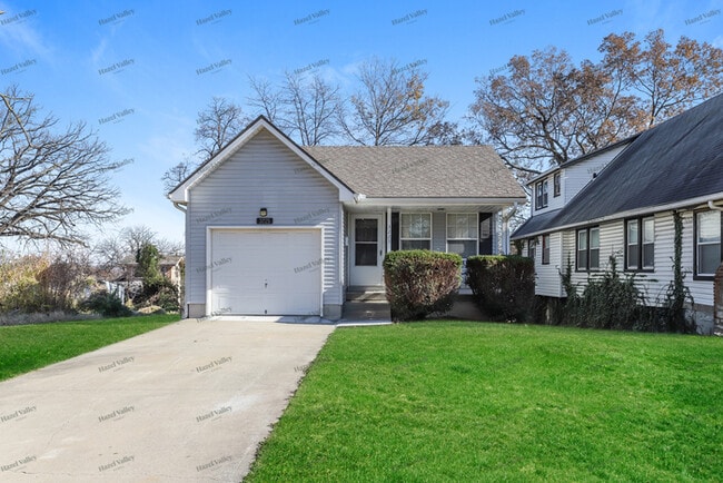 Building Photo - 3225 Spruce Ave