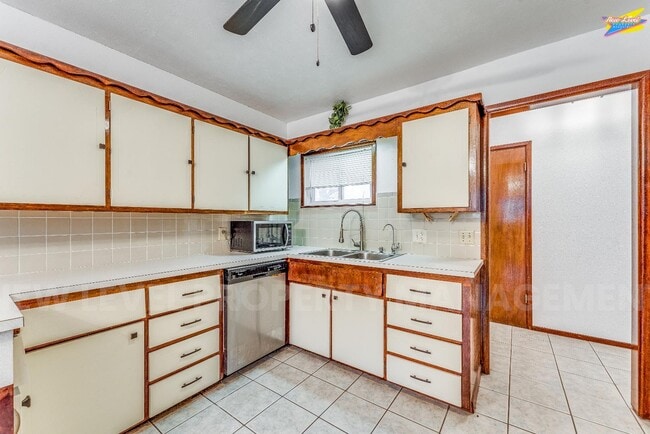 Photo - 8410 E Castle Dr