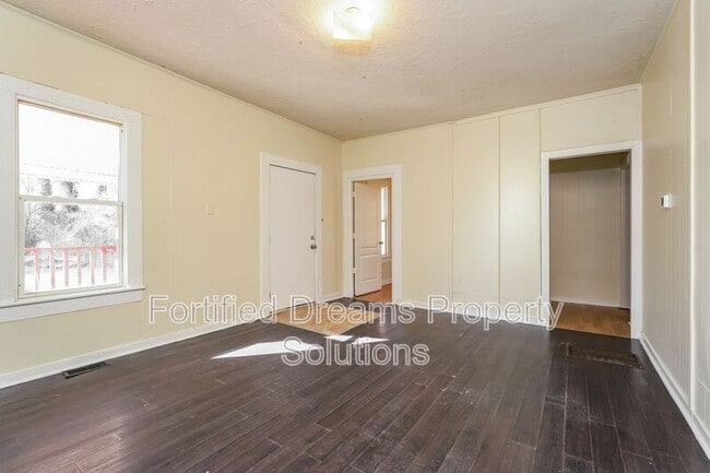 Photo - 2021 Row St