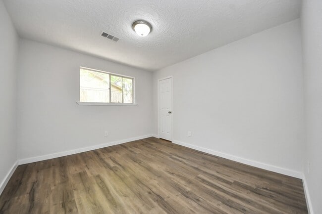 Photo - 3400 Surrey Ln