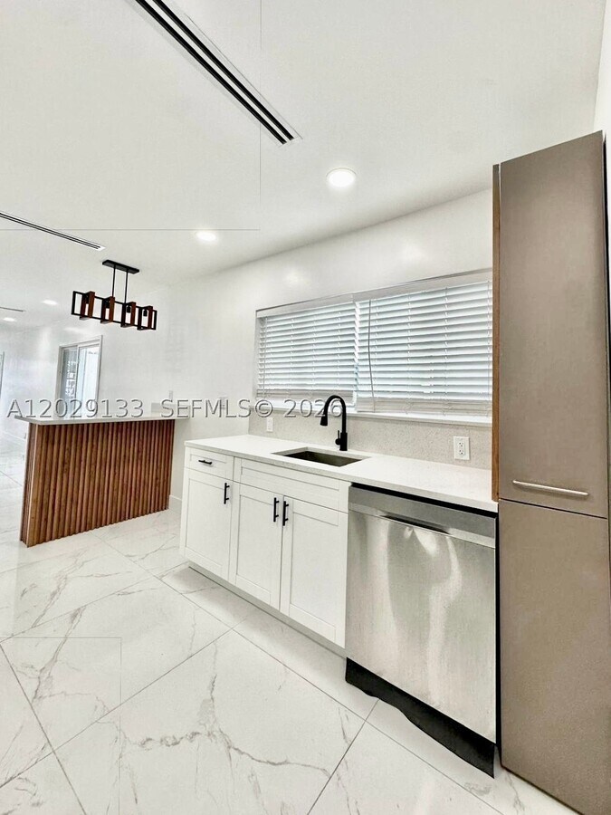Photo - 574 E 21st St