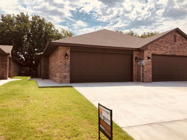 Building Photo - 3 bed 2 bath with 2 car garage duplex for rent in Edmond near Broadway and 2nd Street!