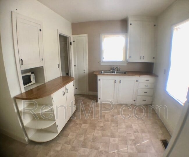 Photo - 909 Douglas St