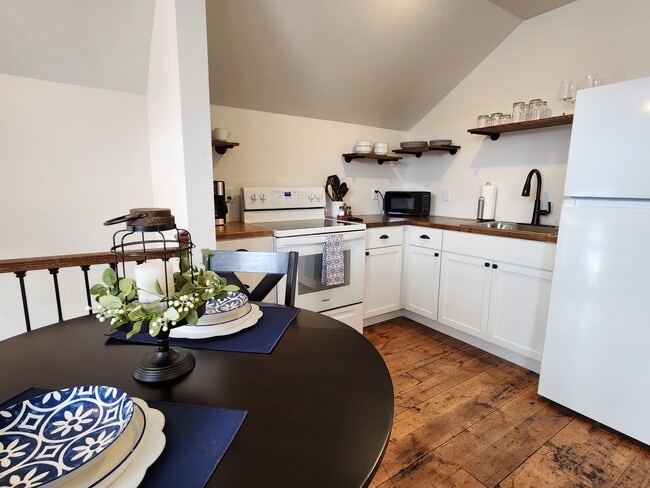 Cocina/comedor de Carriage House - Summer Street Apartments