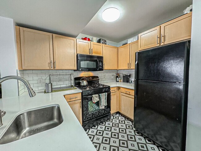 Photo - Bright and Sophisticated Studio Minutes Away from The Warf With Storage, Parking & Utilities Incl... Unidad S414