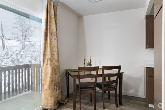 2BR, 1BA - 850SF - Dining Room