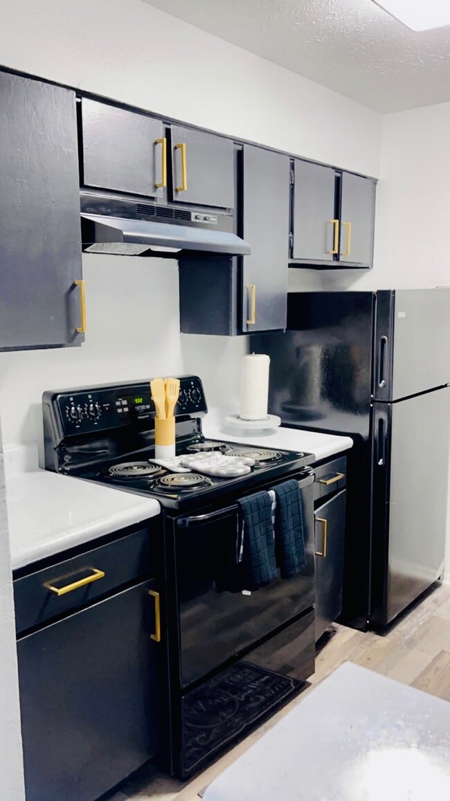 Kitchen - Casa Hills at Wolf Creek Apartments