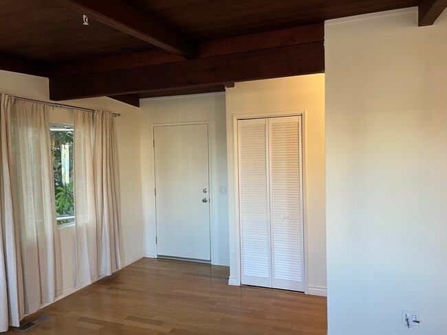 Puerta de entrada, armario de lavandería - 625 S Catalina Ave Unidad A