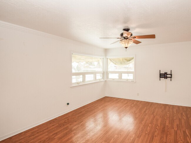 Photo - 143 S State St