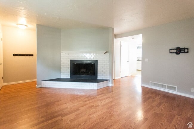 Building Photo - Beautiful Townhome in Excellent Holladay Location!