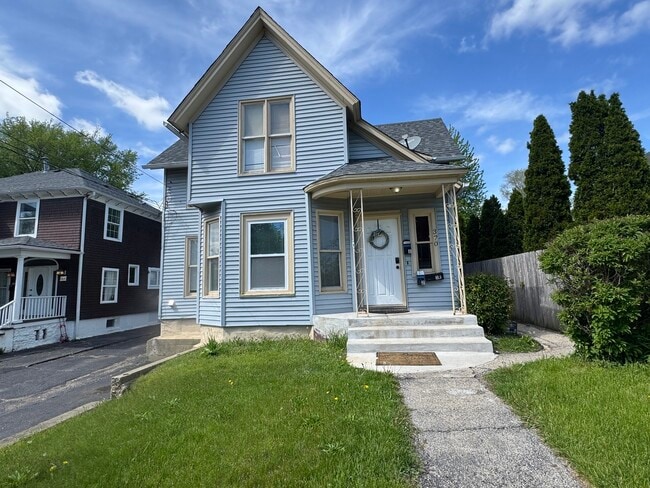 Building Photo - 370 Bent St Unit 1