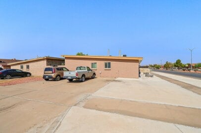 Building Photo - 2 bedroom, 1 bathroom single-story duplex Unit A