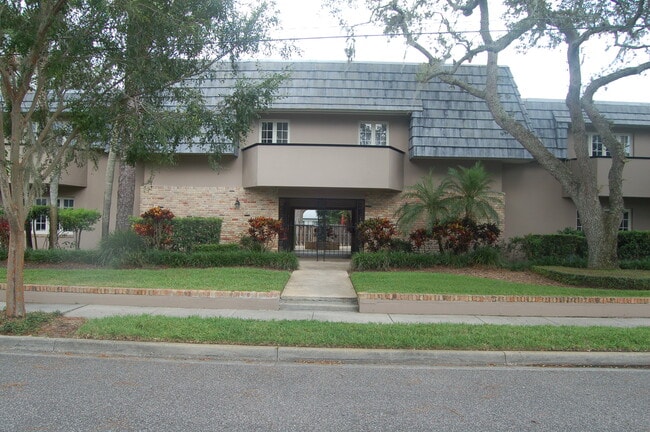 Building Photo - 1920 Woodcrest Dr Unit 13