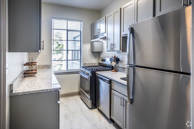 2 BR, 1 BA - The Williamsburg - Kimbrough Towers