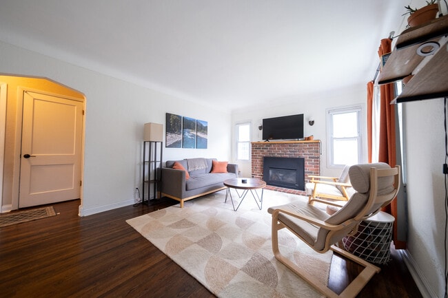 Photo - 1606 Grotto St N