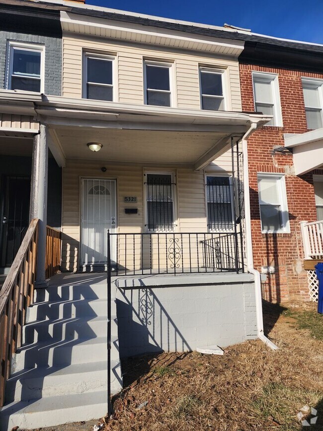 Building Photo - Spacious 3 Bedroom Home Available In West ...