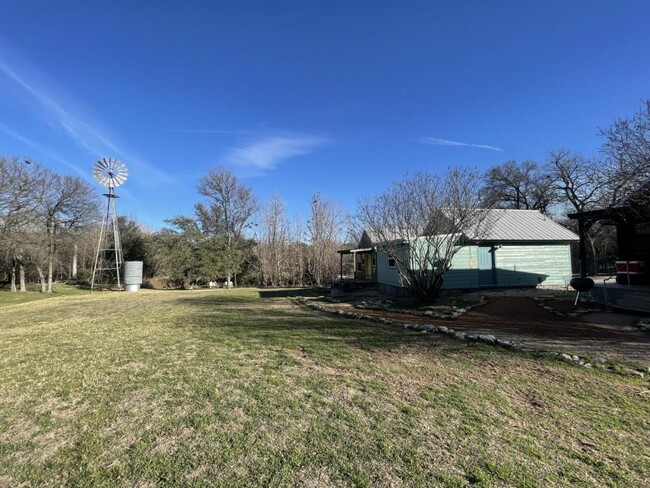 Building Photo - 607 Live Oak St Rental