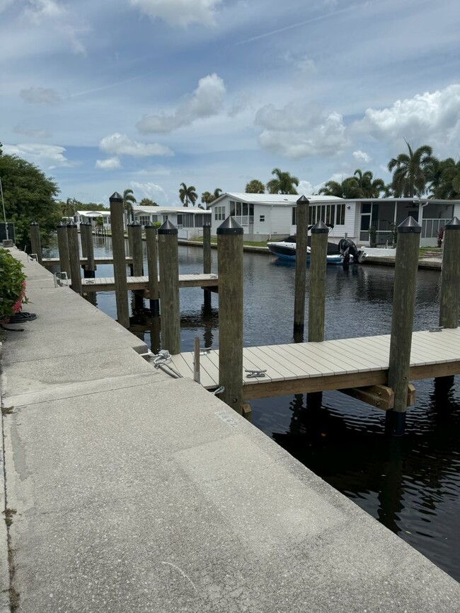 Renovated and Updated 2/2 with Boat Dock A... - Renovated and Updated 2/2 with Boat Dock A... Condo