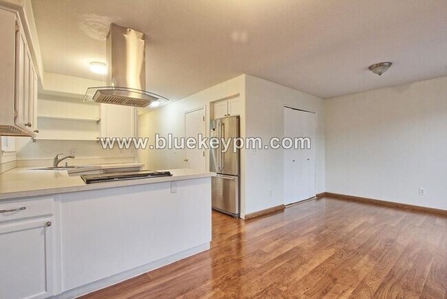 Photo - 3 Bed, 2.5 Bath Condo with 1 Car Garage Near Van Mall