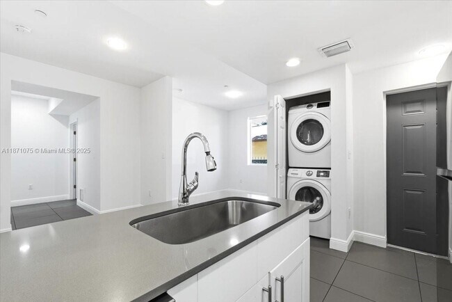 Photo - 541 NW 33rd St Unit 1