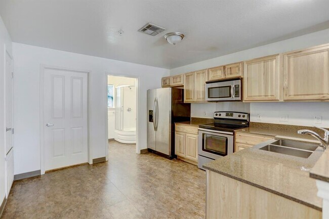Photo - 706 W 6th St Unit C