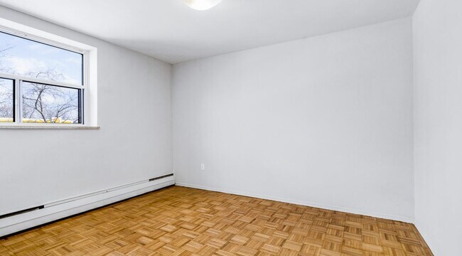 Photo - 1219 Dundas St W