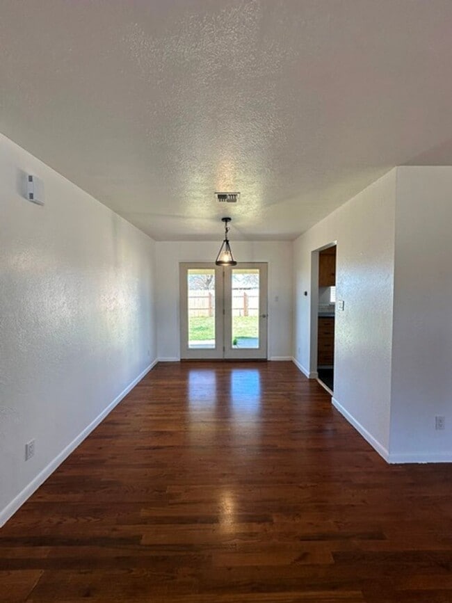 Photo - Updated home in Henley School District