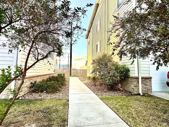 Building Photo - 21155 Gosling Rd Unit 6C