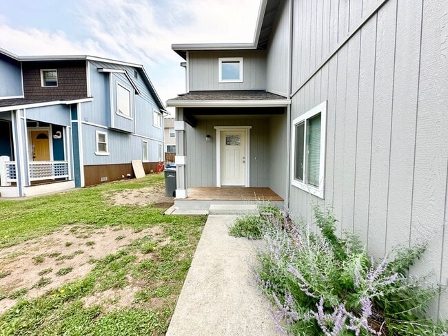 Photo - Updated Townhouse in Ellenbsurg Unidad A