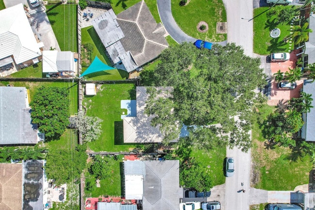 Photo - 261 NE 45th St