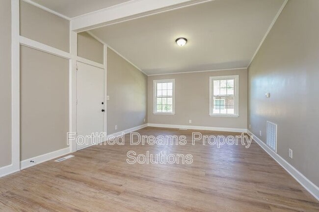 Photo - 509 Saunders Pl