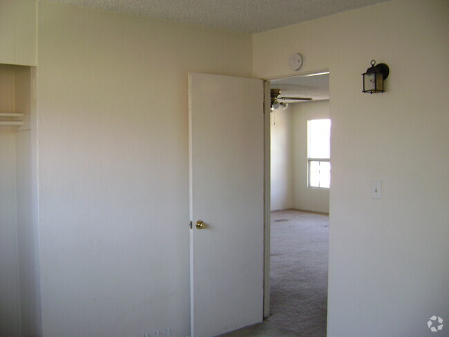 Building Photo - 3895 Harney St Unit 3895 Harney St upstairs Rental