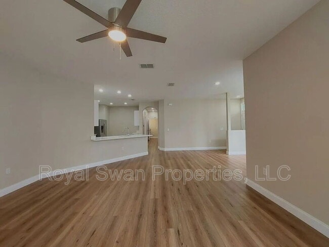 Photo - 611 Grasslands Village Cir