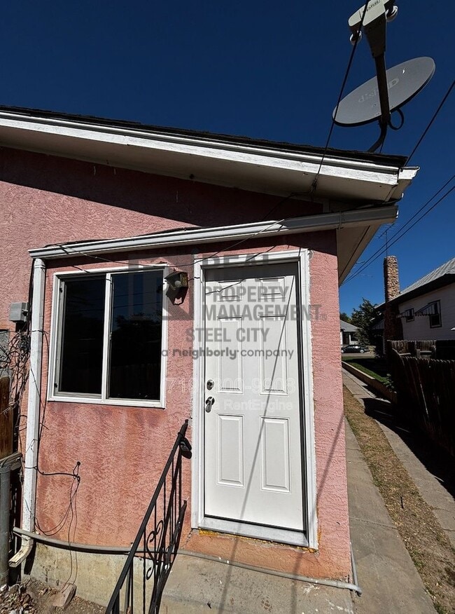 Building Photo - 910 E 9th St Unit B
