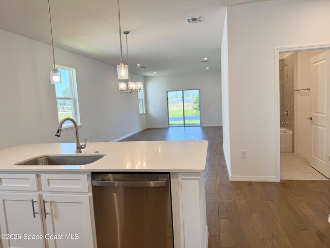 Photo - 917 Castleford Ave NE