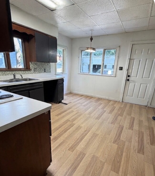 Photo - 915 W Douglas St