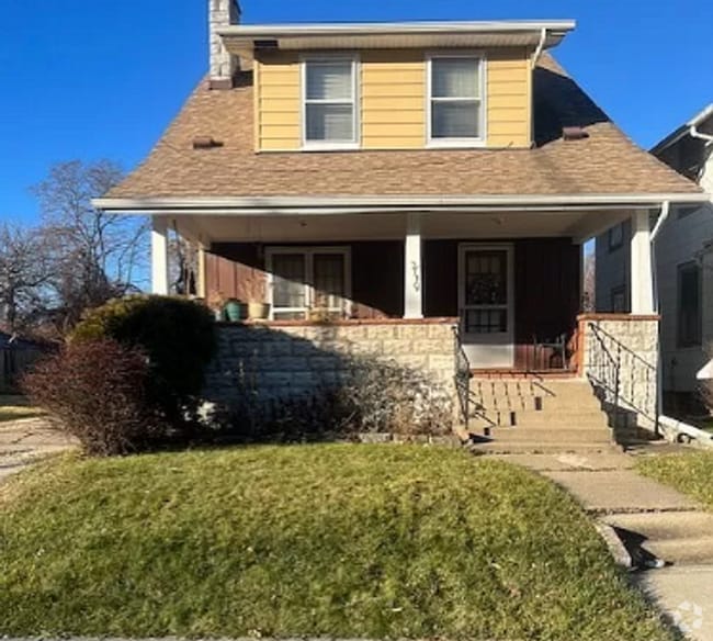 Building Photo - Spacious 3 bedroom 1 bath located near Uni... Rental