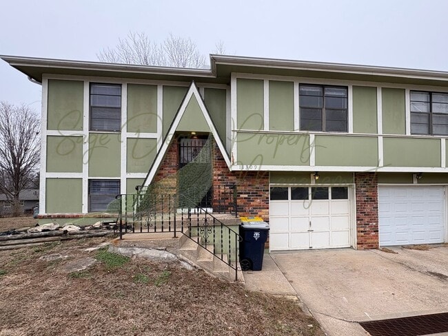 Building Photo - AVAILABLE NOW!!!!