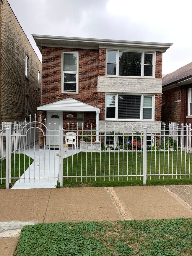 Building Photo - 5830 N Rockwell St Unit G