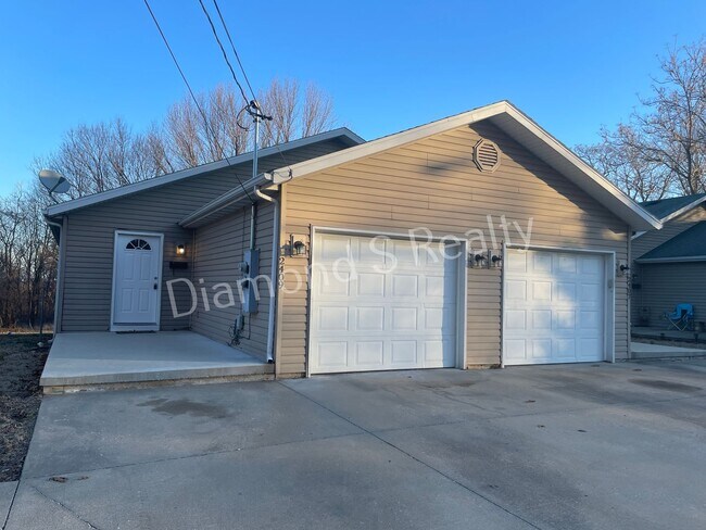 Building Photo - 2409 W High St Rental