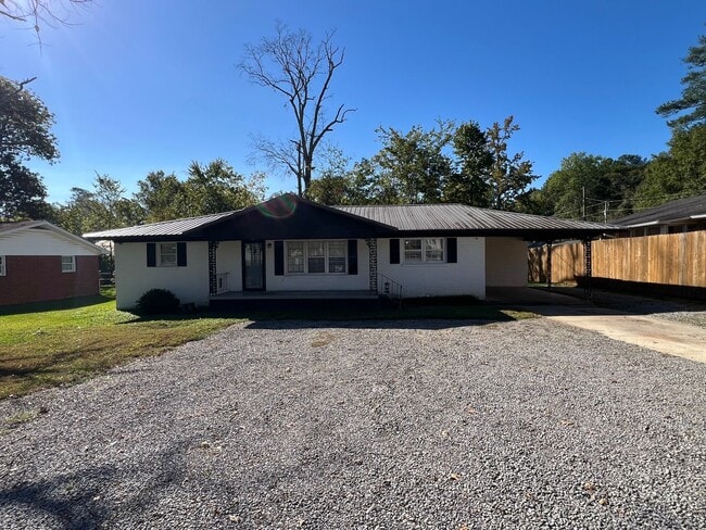 Freshly Renovated 3-Bedroom Home! - Freshly Renovated 3-Bedroom Home!