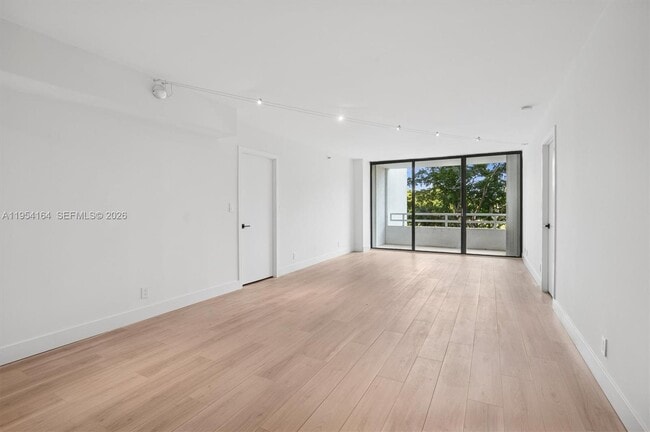 Building Photo - 20225 NE 34th Ct Unit 312