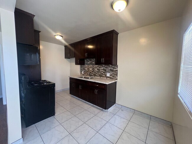 Photo - 1533 W 80th