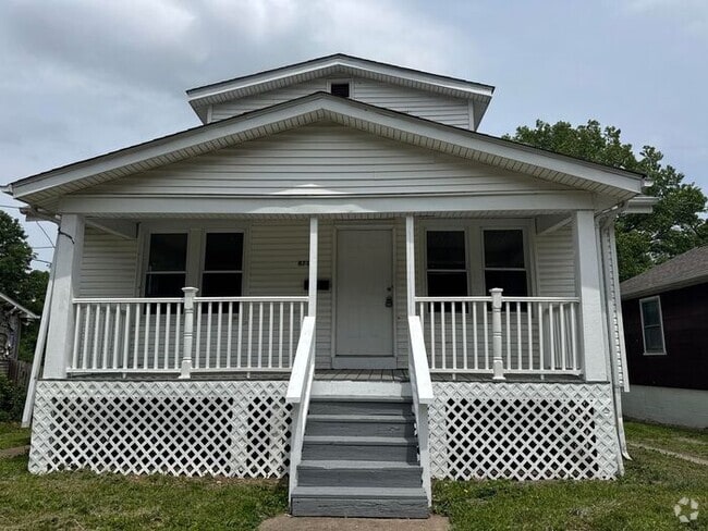 Building Photo - Spacious 4 br / 2 ba two-story home--great...