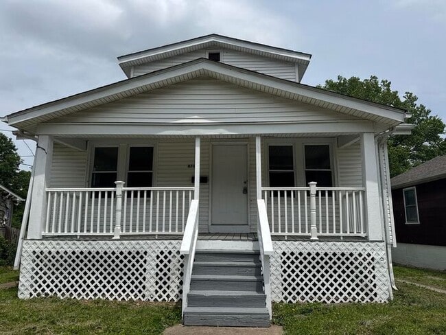 Spacious 4 br / 2 ba two-story home--great... - Spacious 4 br / 2 ba two-story home--great...