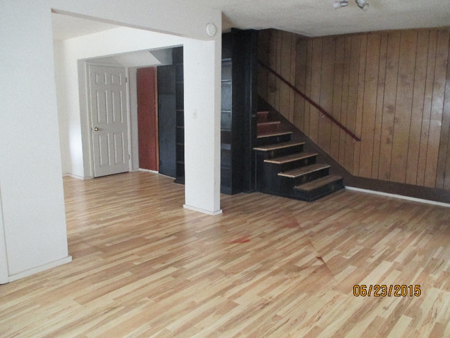 Photo - 102 4th St W